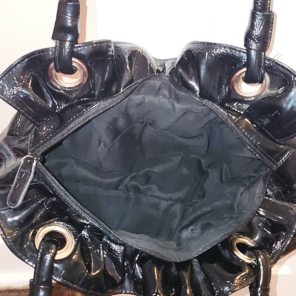 🍁Beautiful Gathered Vinyl Embossed Black Shoulder Bag - Picture 3 of 5